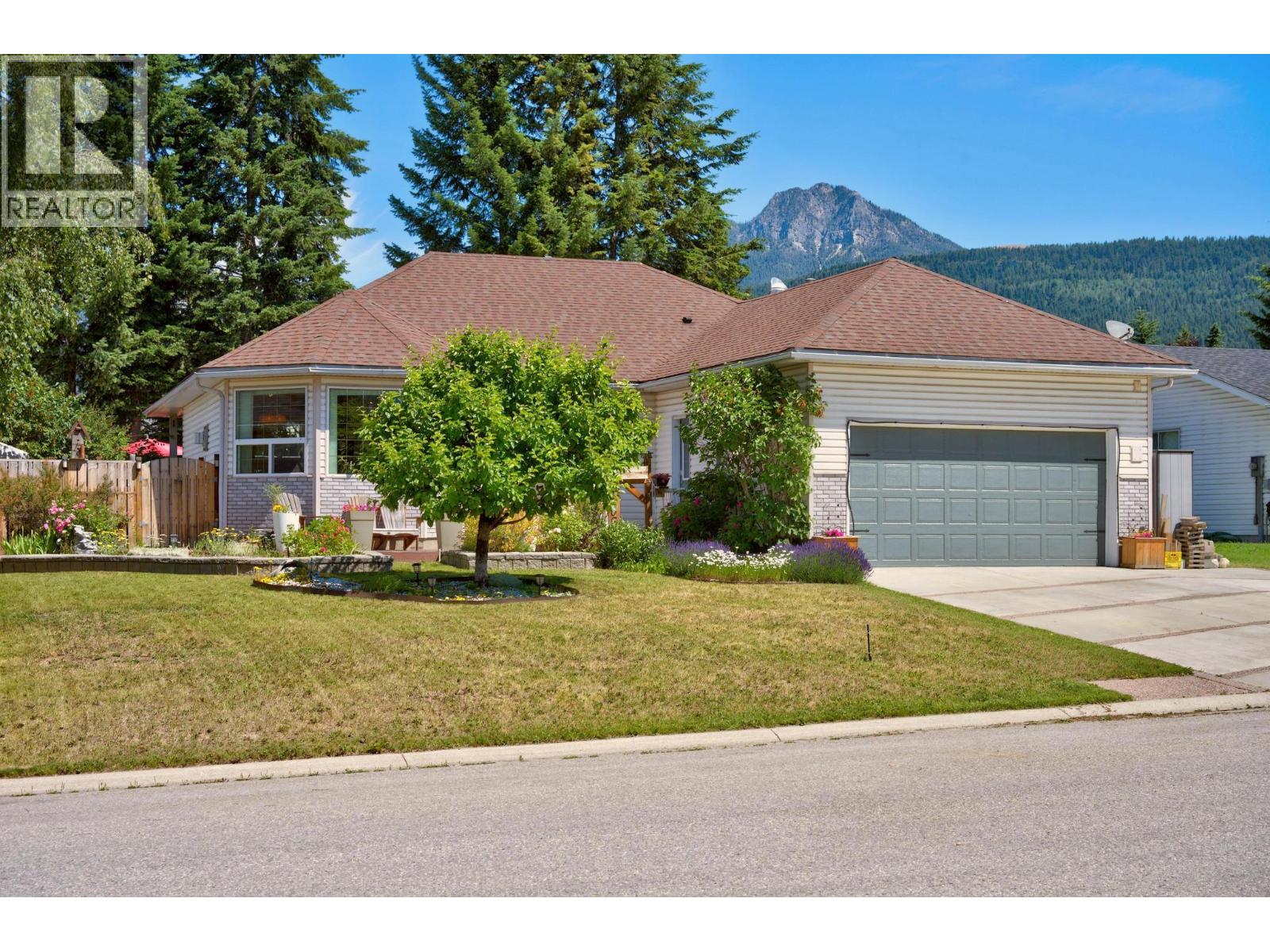 1505 Cedar Street, Golden, British Columbia  V0A 1H6 - Photo 1 - 10402236