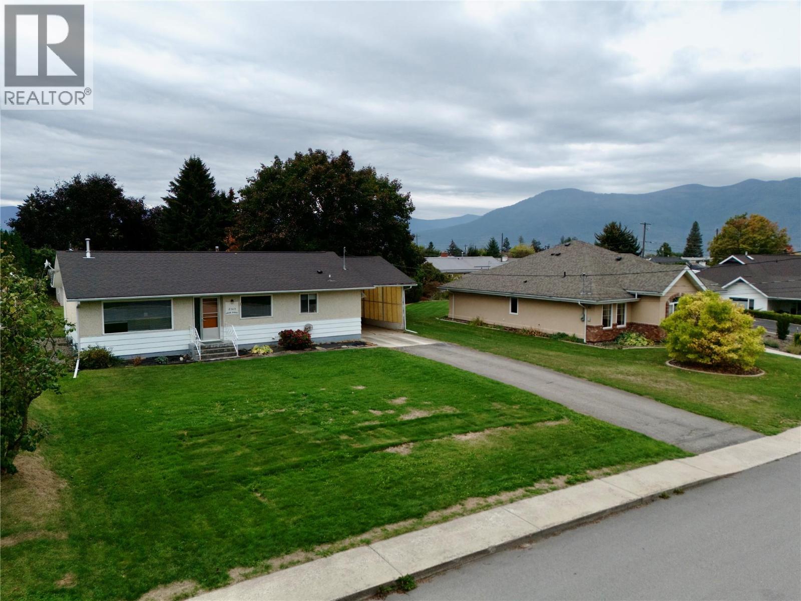 2109 Cedar Street, Creston, British Columbia  V0B 1G5 - Photo 1 - 10402136