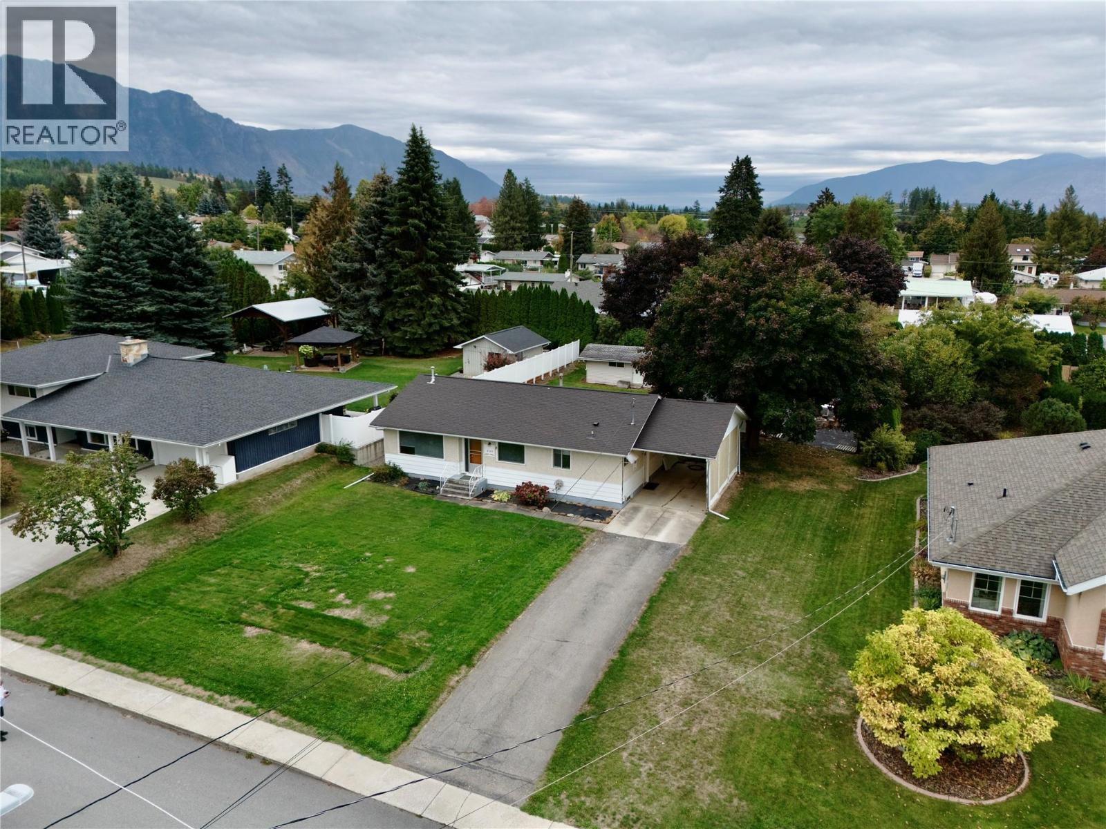 2109 Cedar Street, Creston, British Columbia  V0B 1G5 - Photo 2 - 10402136