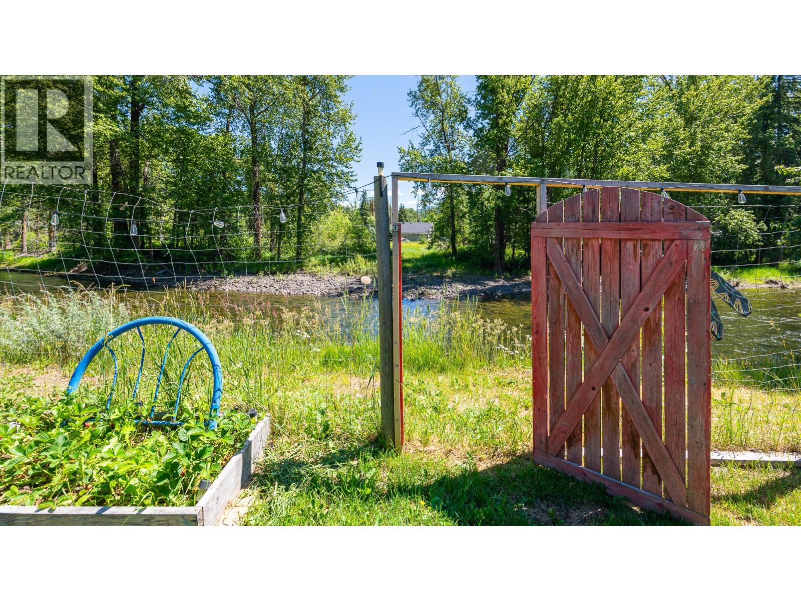 9005 3 & 95 Highway, Yahk, British Columbia  V0B 2P0 - Photo 19 - 10402271