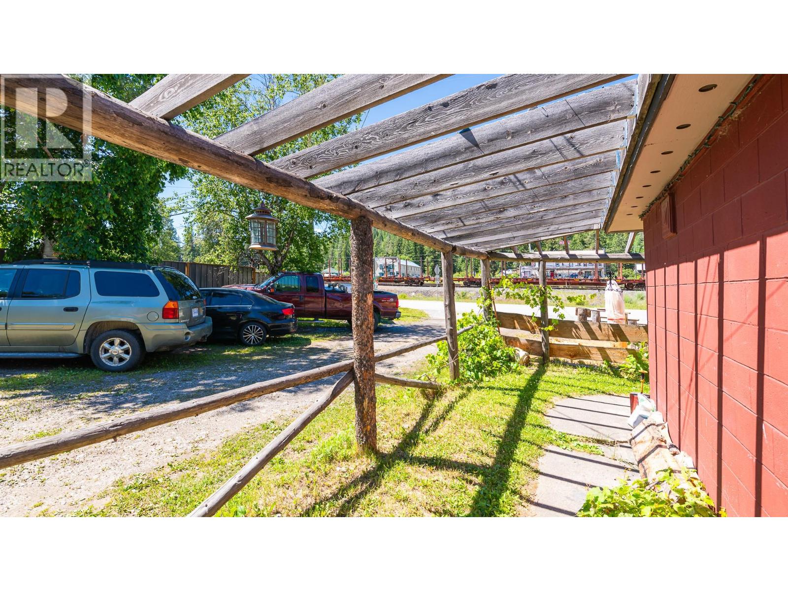 9005 3 & 95 Highway, Yahk, British Columbia  V0B 2P0 - Photo 24 - 10402271