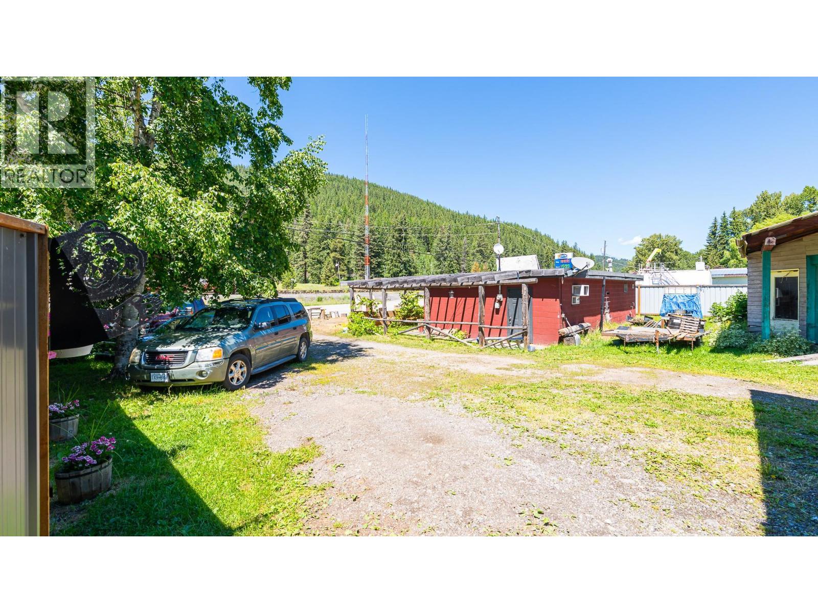 9005 3 & 95 Highway, Yahk, British Columbia  V0B 2P0 - Photo 25 - 10402271