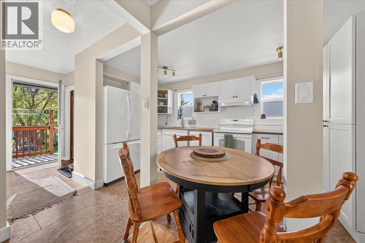4895 Selkirk Avenue, Edgewater, British Columbia  V0A 1E0 - Photo 12 - 10402173