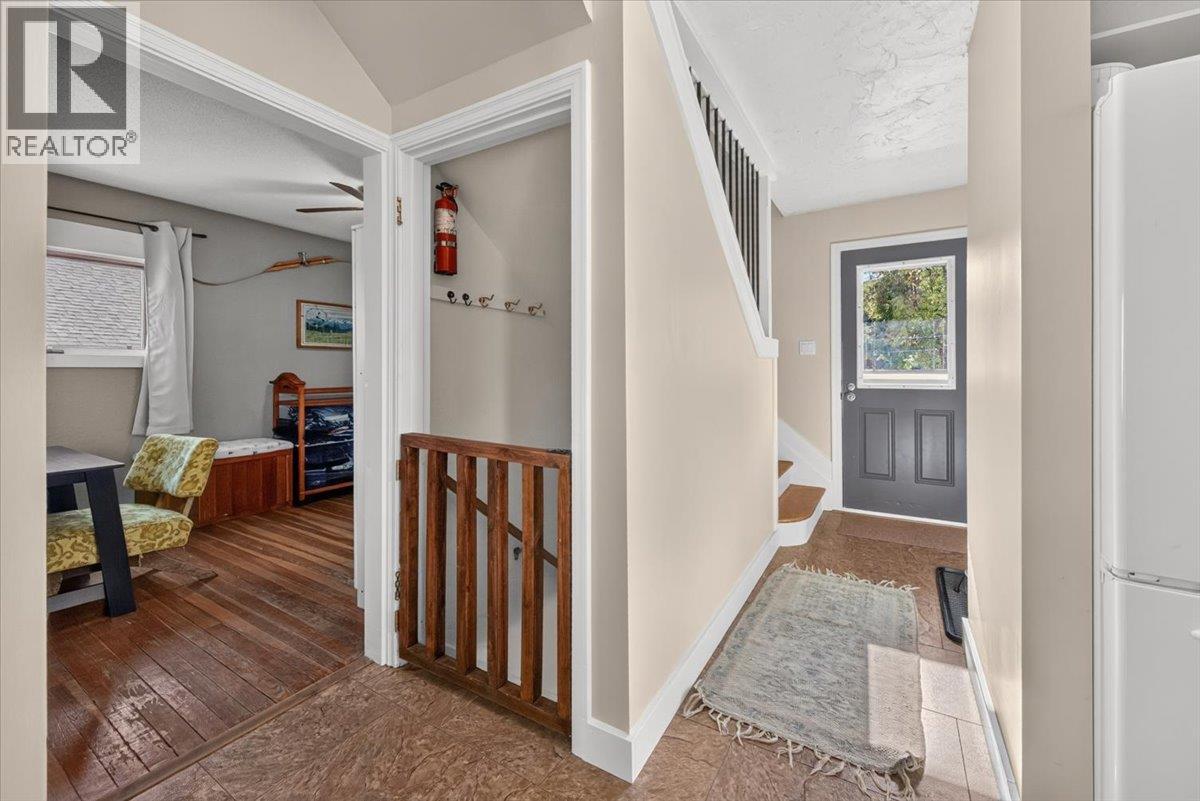 4895 Selkirk Avenue, Edgewater, British Columbia  V0A 1E0 - Photo 13 - 10402173