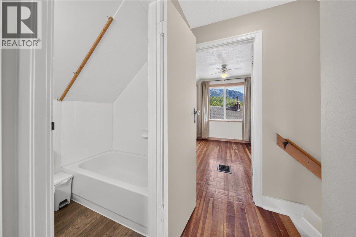 4895 Selkirk Avenue, Edgewater, British Columbia  V0A 1E0 - Photo 53 - 10402173