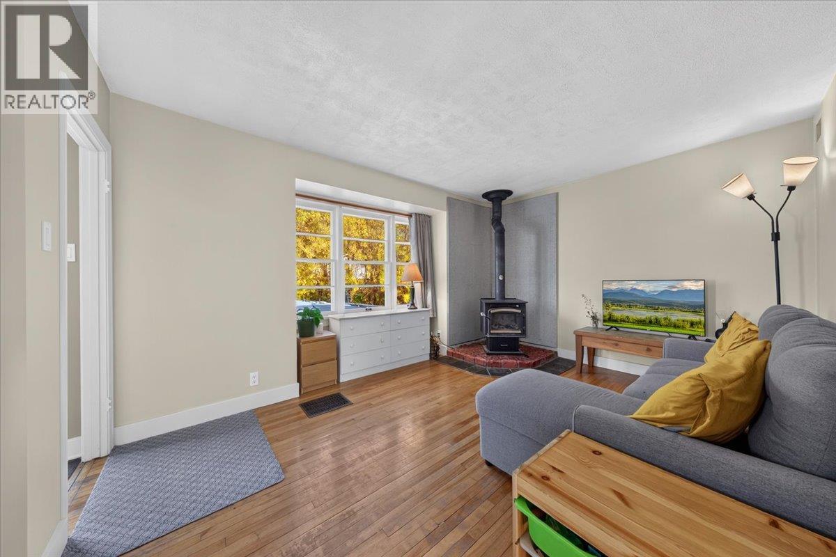 4895 Selkirk Avenue, Edgewater, British Columbia  V0A 1E0 - Photo 6 - 10402173
