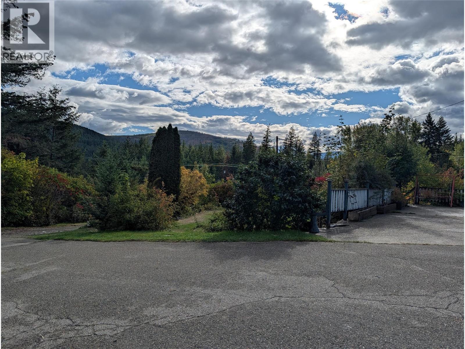 8893 Holding Road, Adams Lake, British Columbia  V0E 1M2 - Photo 4 - 10402067