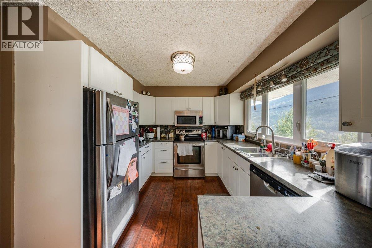 290 8th Avenue, Montrose, British Columbia  V0G 1P0 - Photo 12 - 10402155