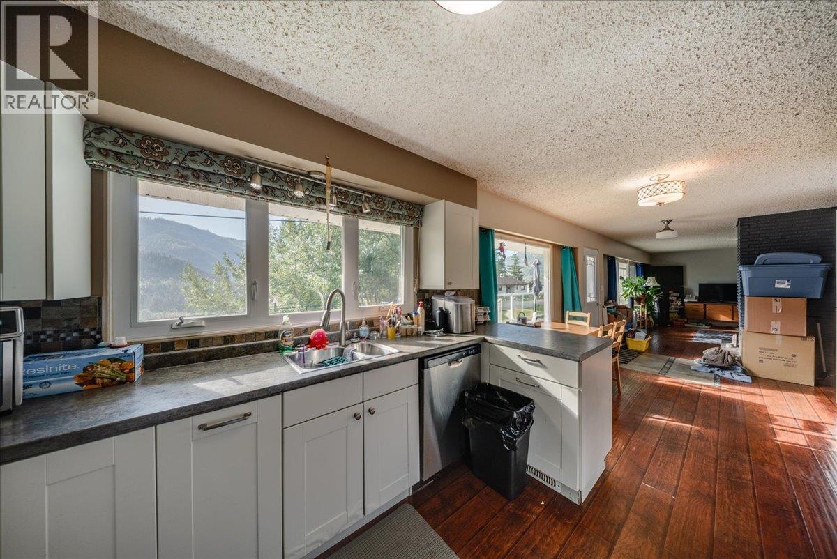 290 8th Avenue, Montrose, British Columbia  V0G 1P0 - Photo 13 - 10402155