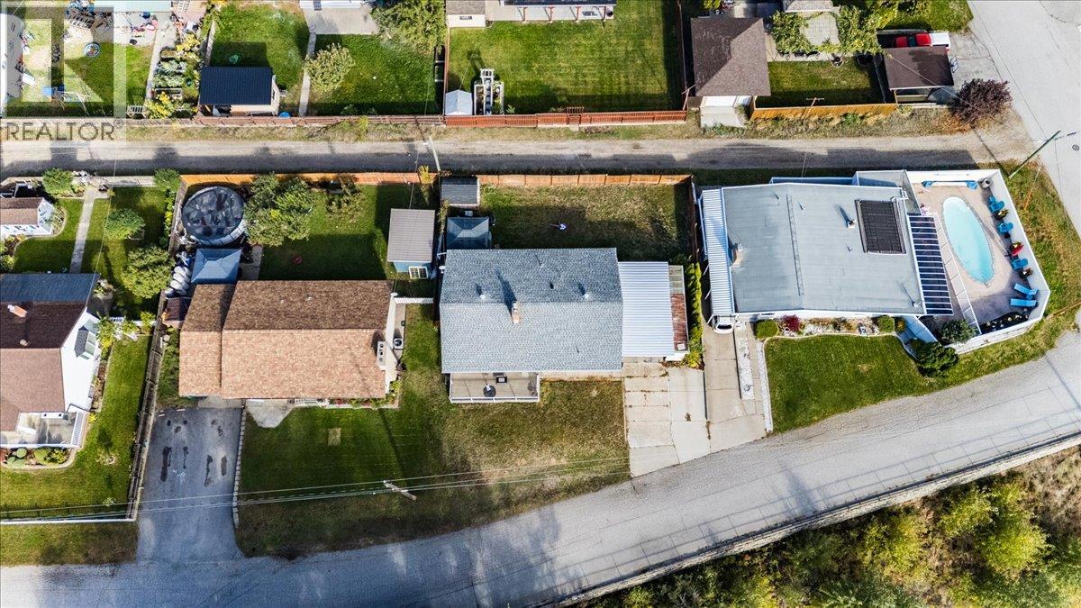 290 8th Avenue, Montrose, British Columbia  V0G 1P0 - Photo 3 - 10402155