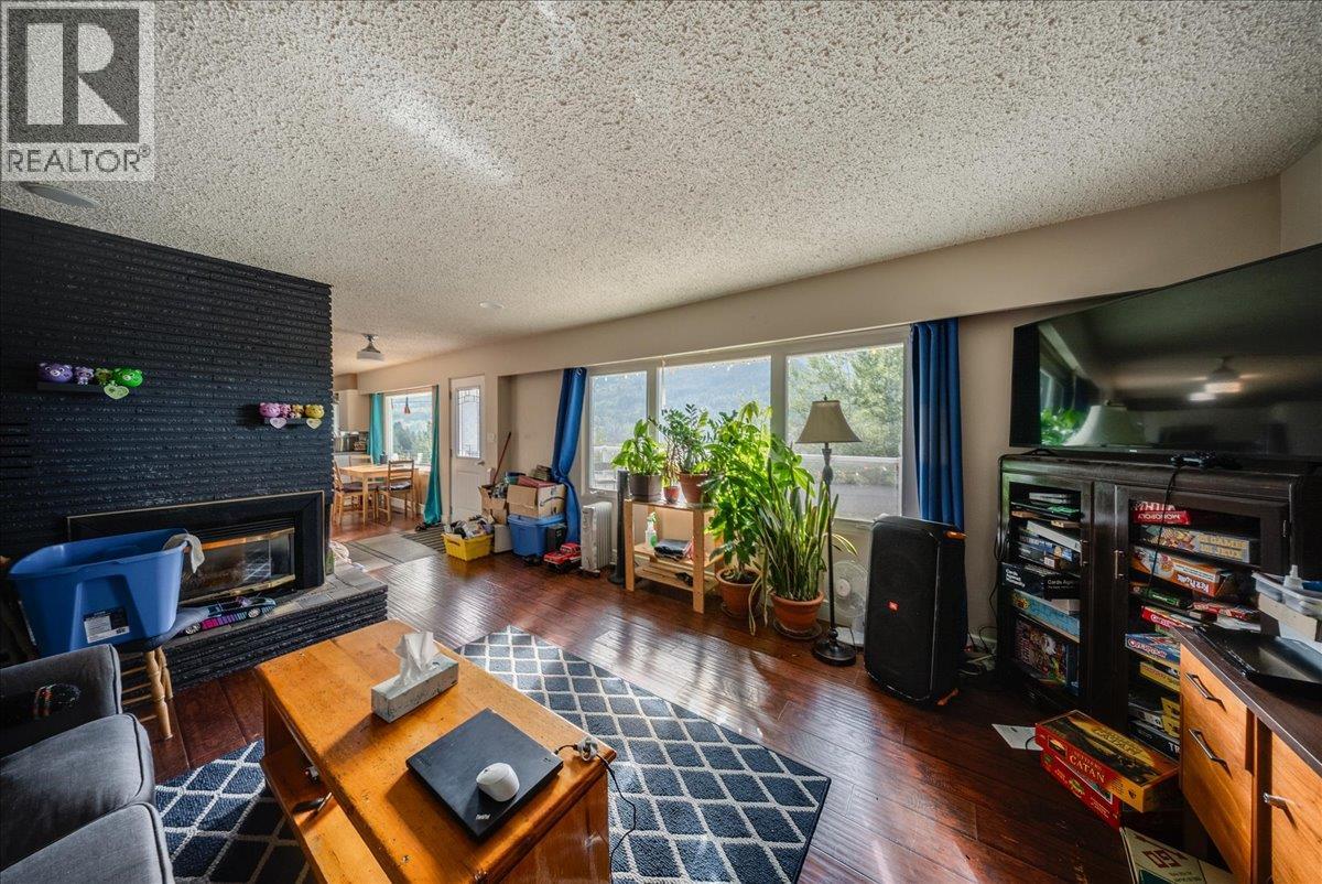 290 8th Avenue, Montrose, British Columbia  V0G 1P0 - Photo 8 - 10402155