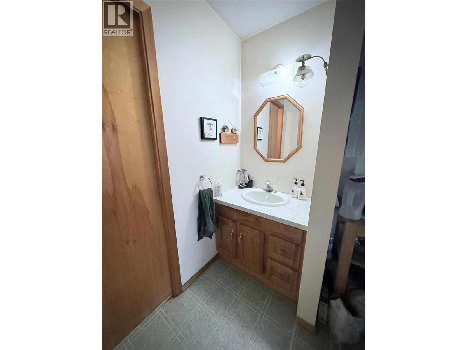 7180 Little Cayuse Creek Road, Castlegar, British Columbia  V1N 4V8 - Photo 18 - 10402292