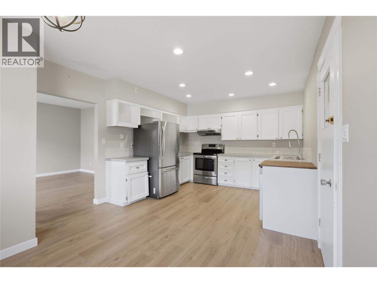 2231/2233 Valleyview Drive, Kamloops, British Columbia  V2C 4C8 - Photo 3 - 10402451