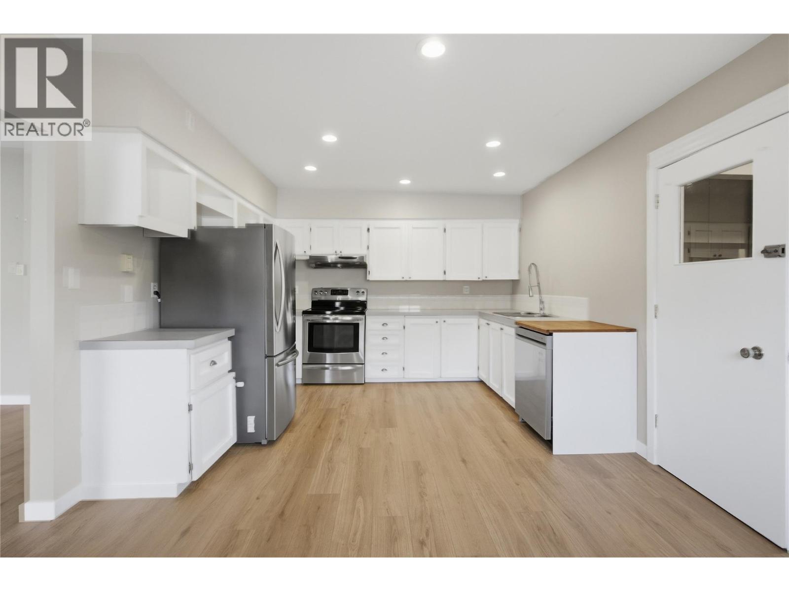 2231/2233 Valleyview Drive, Kamloops, British Columbia  V2C 4C8 - Photo 4 - 10402451