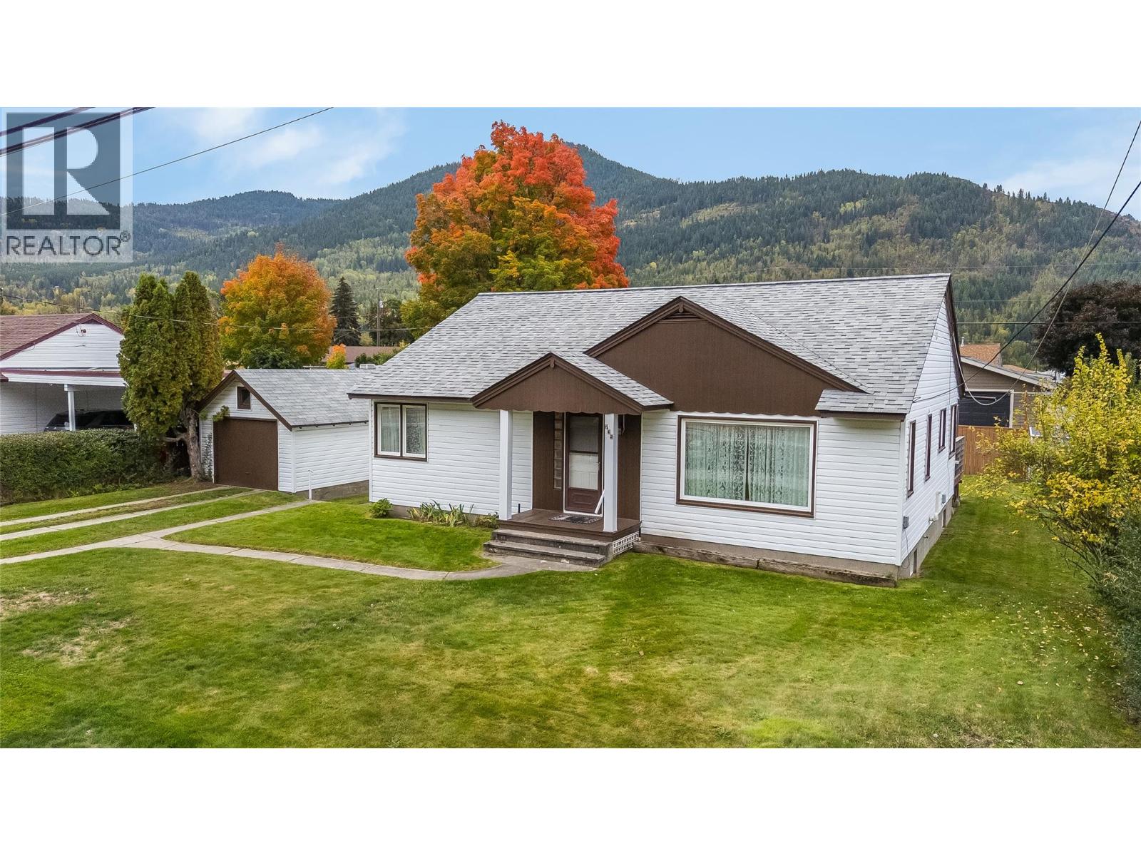 735 10th Avenue, Montrose, British Columbia  V0G 1P0 - Photo 1 - 10402231