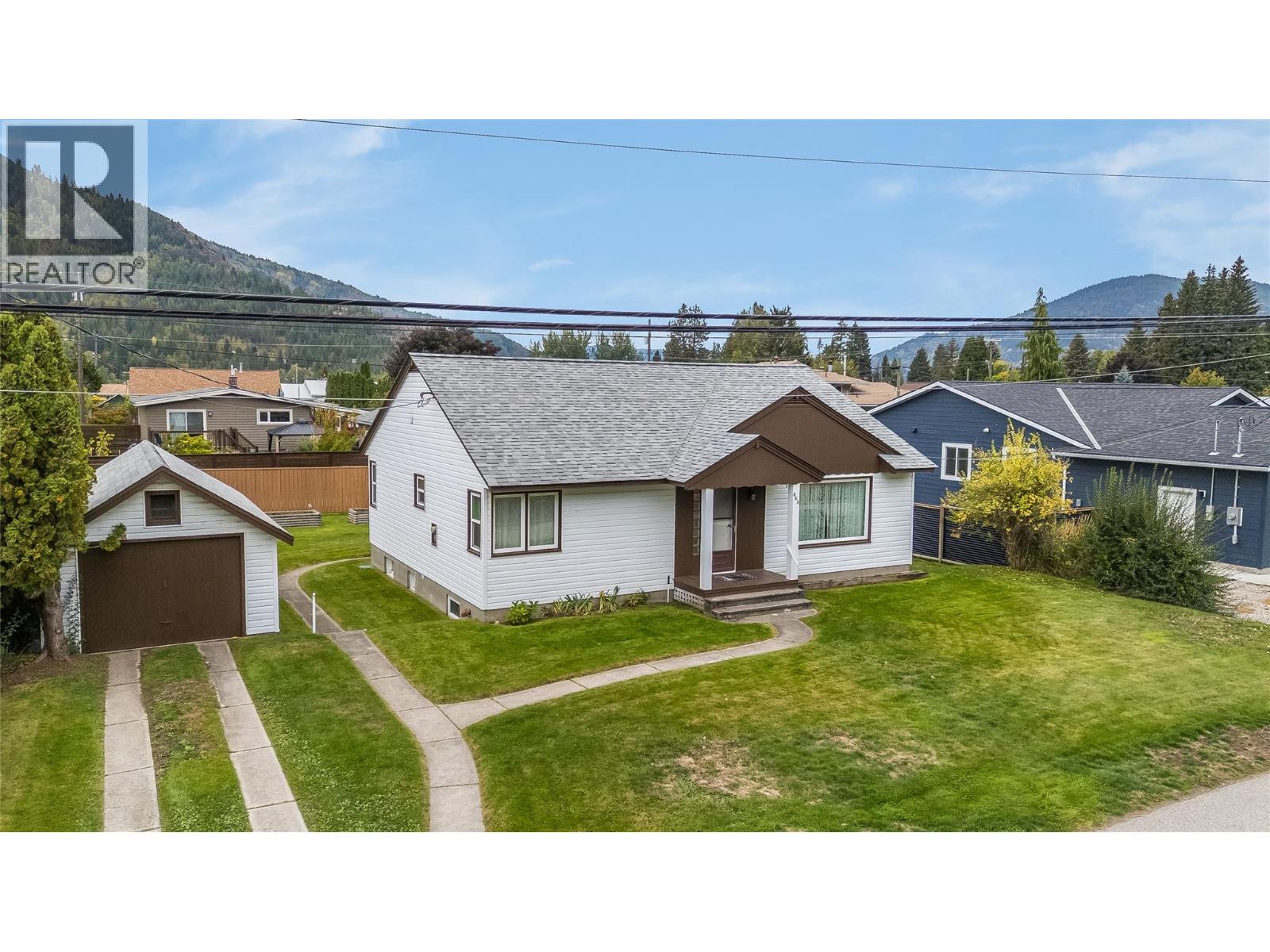 735 10th Avenue, Montrose, British Columbia  V0G 1P0 - Photo 2 - 10402231