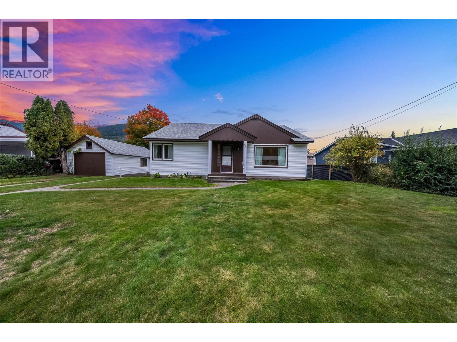 735 10th Avenue, Montrose, British Columbia  V0G 1P0 - Photo 3 - 10402231