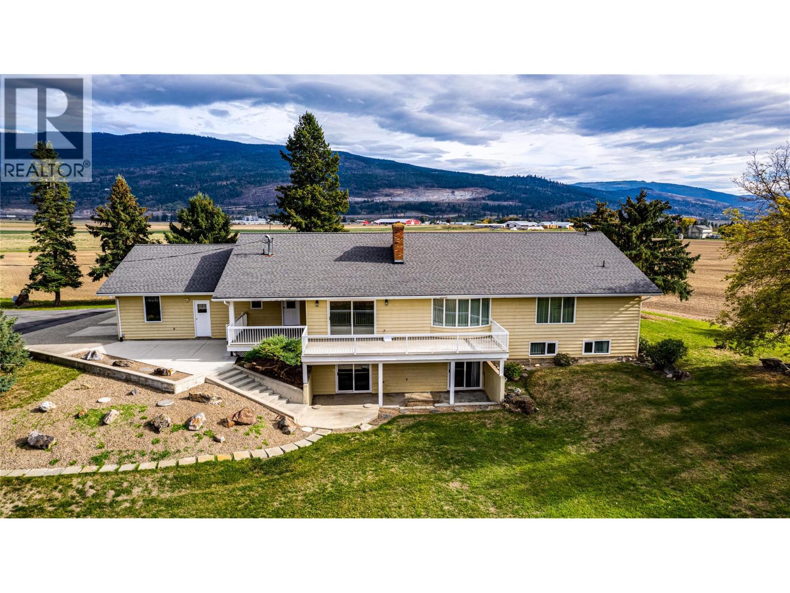 683 Clinton Road, Spallumcheen, British Columbia  V4Y 0P3 - Photo 2 - 10402165