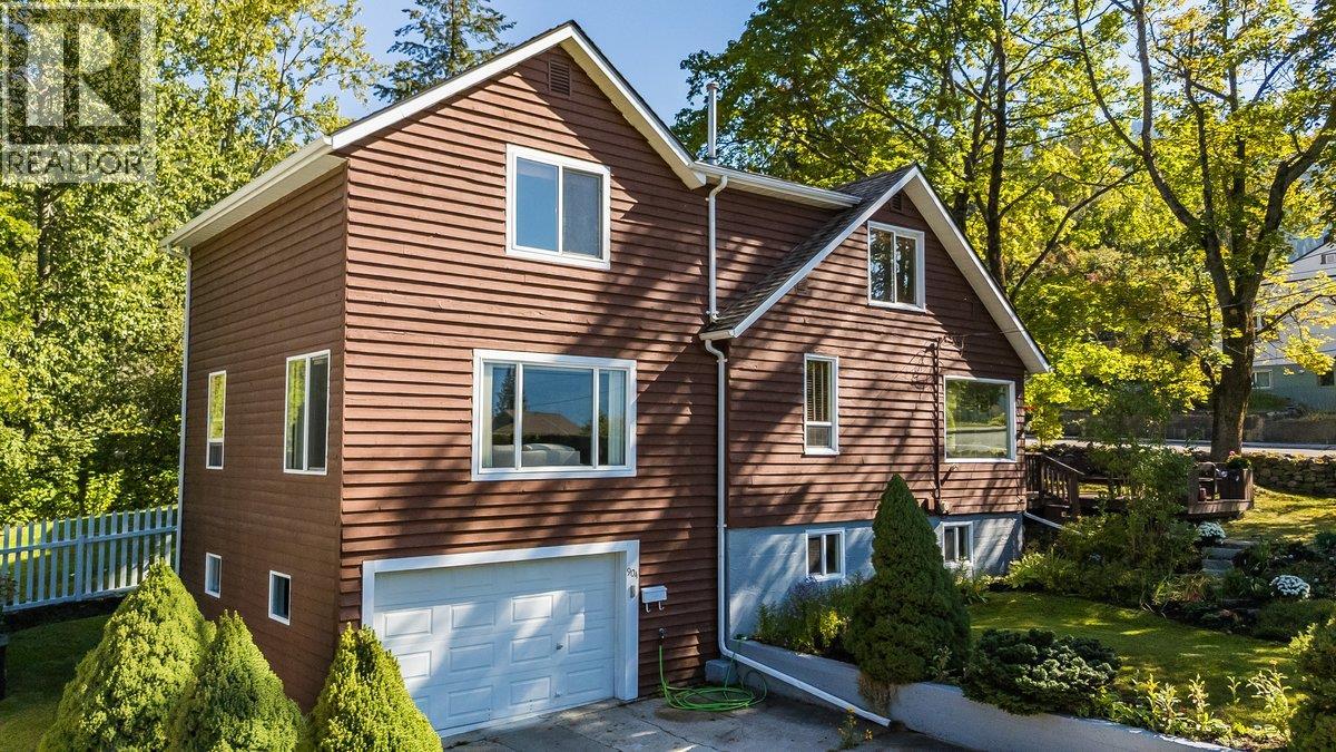904 Fifth Street, Nelson, British Columbia  V1L 2X8 - Photo 1 - 10402421
