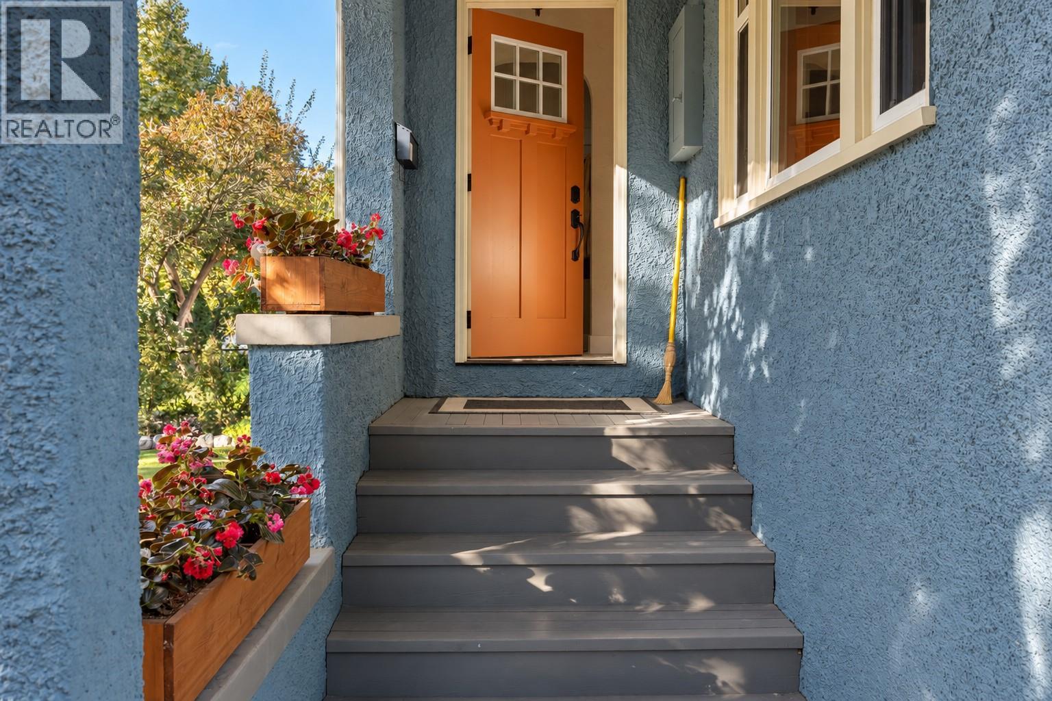 2071 Abbott Street, Kelowna, British Columbia  V1Y 1C5 - Photo 3 - 10402248