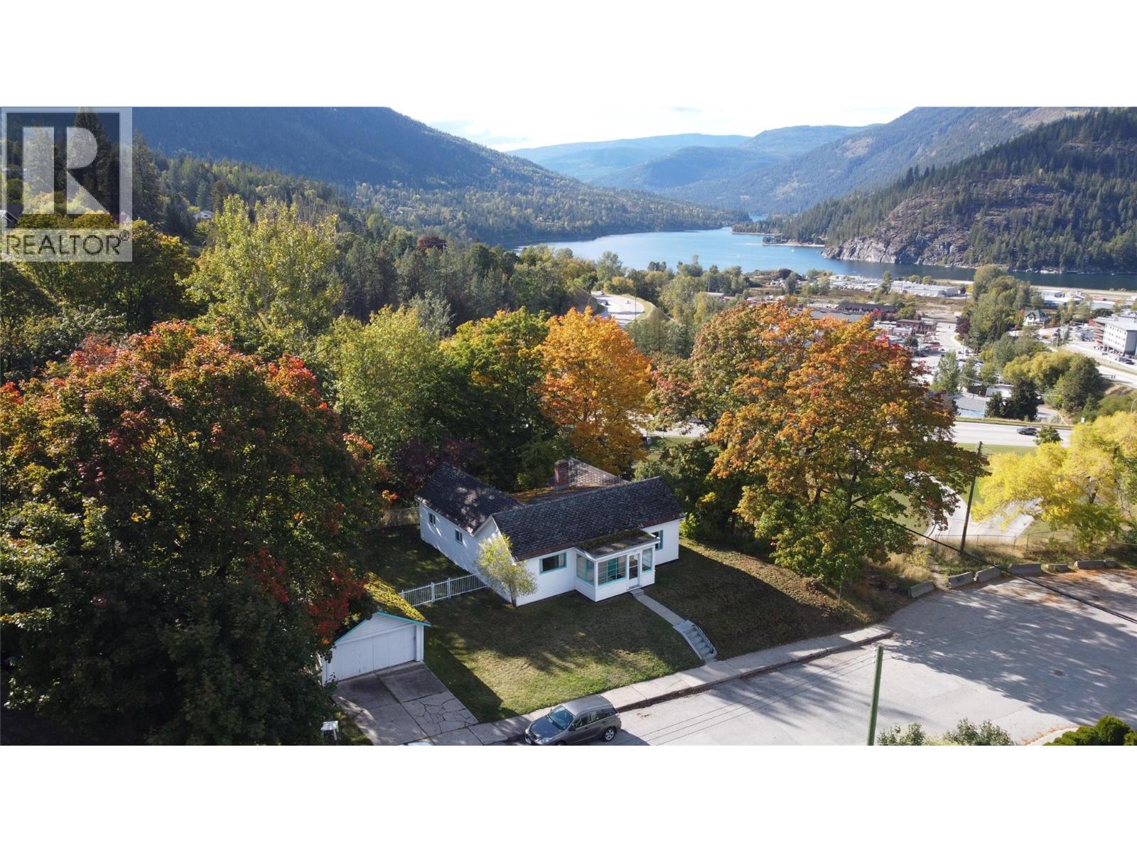 1002 Kootenay Street, Nelson, British Columbia  V1L 1L4 - Photo 3 - 10402521