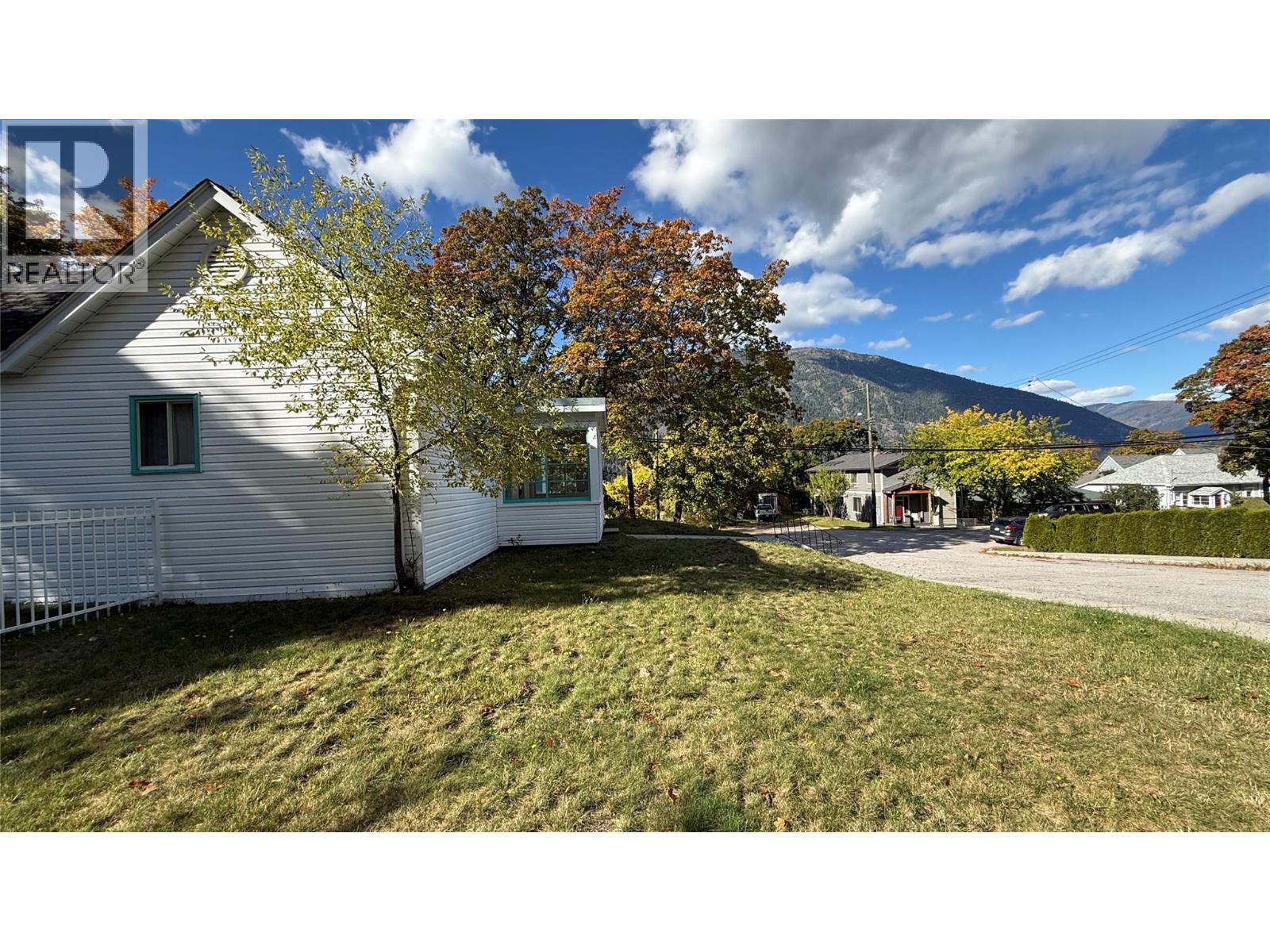 1002 Kootenay Street, Nelson, British Columbia  V1L 1L4 - Photo 9 - 10402521