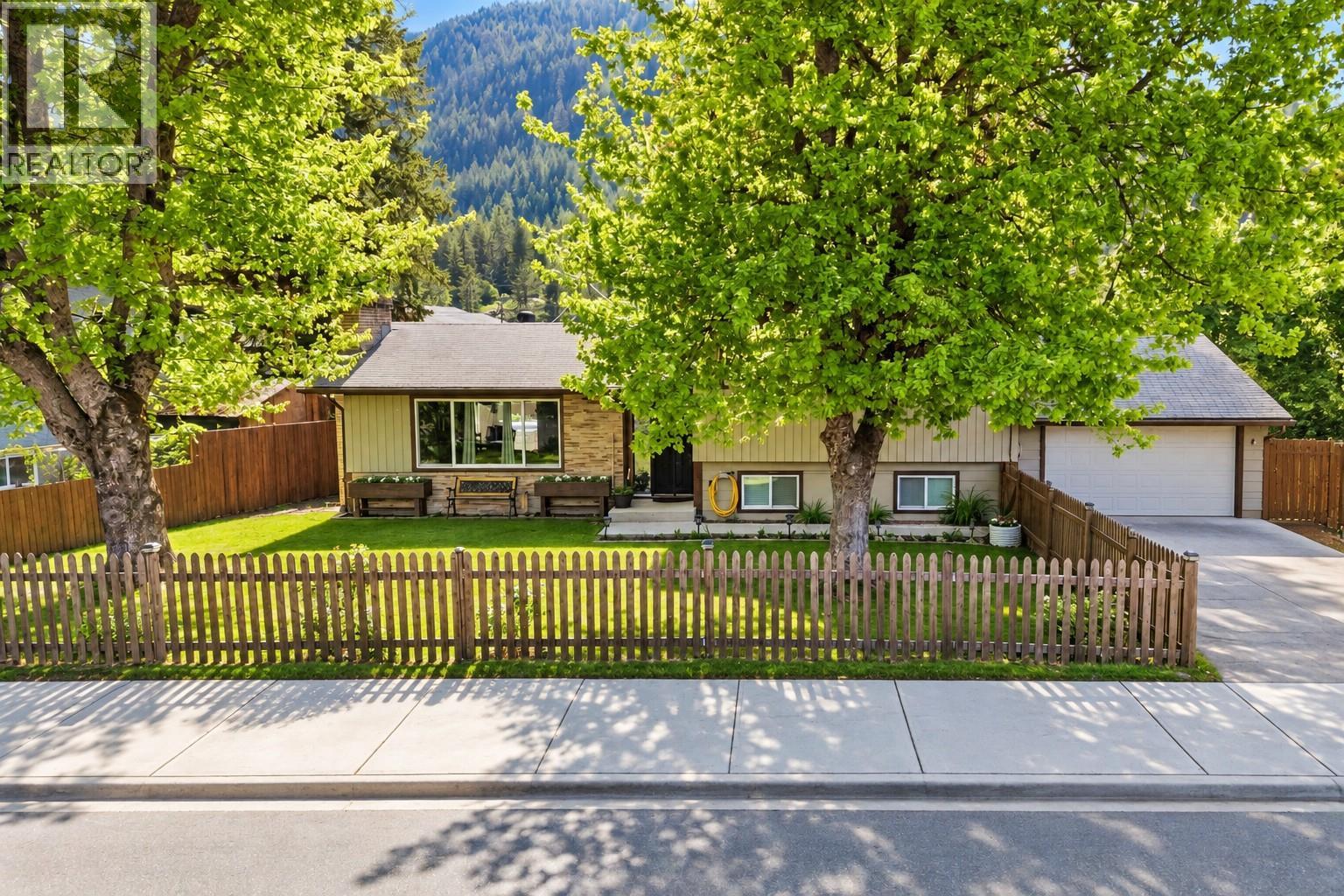606 Riverside Avenue, Sicamous, British Columbia  V0E 2V0 - Photo 1 - 10402419