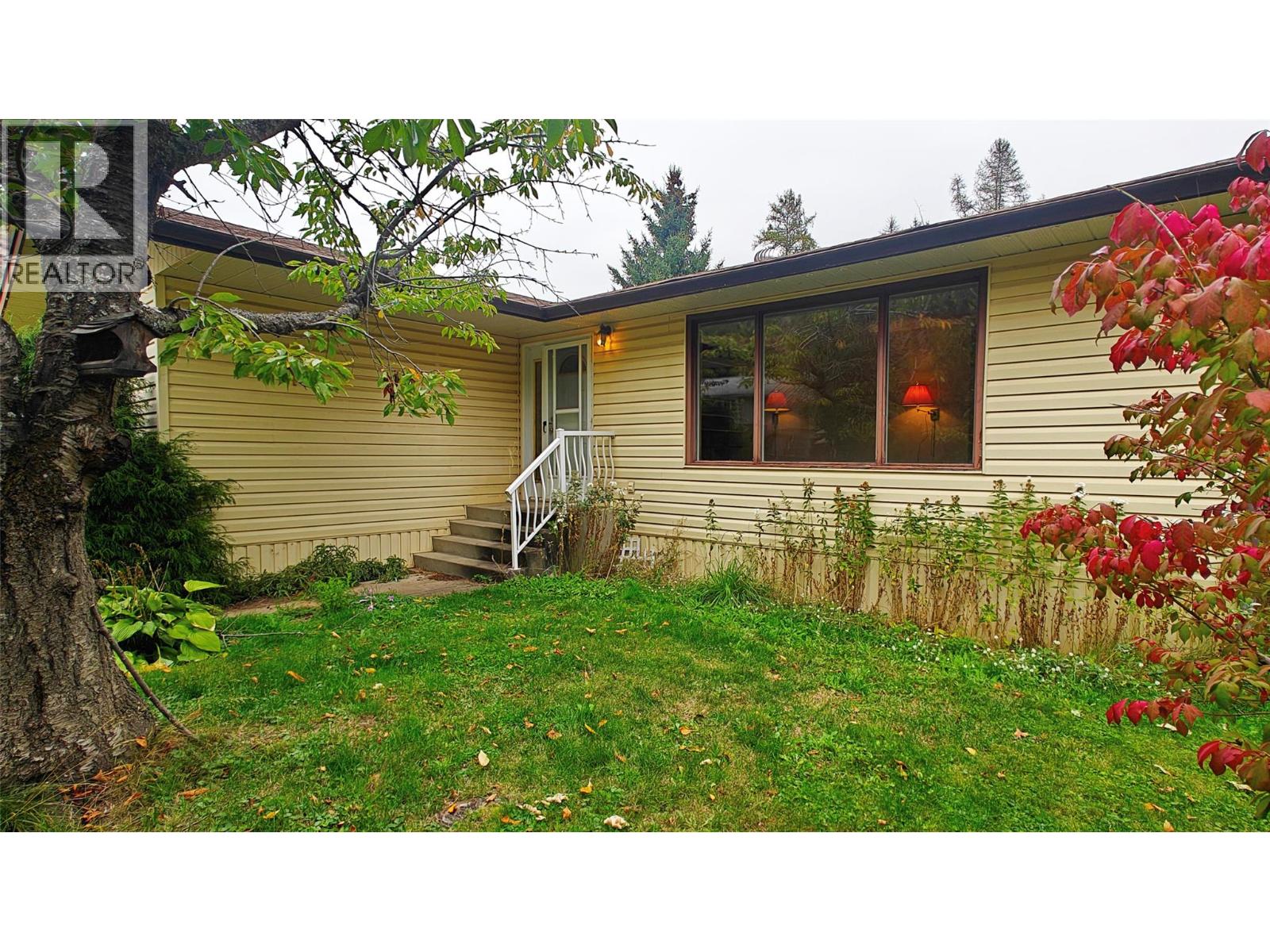 610 7th Avenue, Montrose, British Columbia  V0G 1P0 - Photo 2 - 10402300