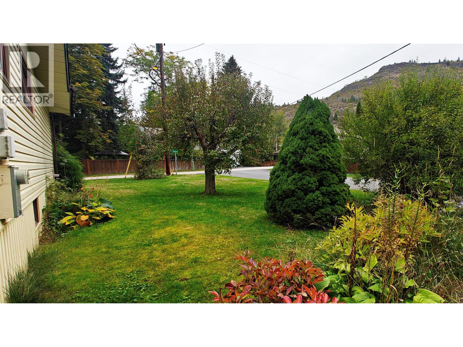 610 7th Avenue, Montrose, British Columbia  V0G 1P0 - Photo 8 - 10402300