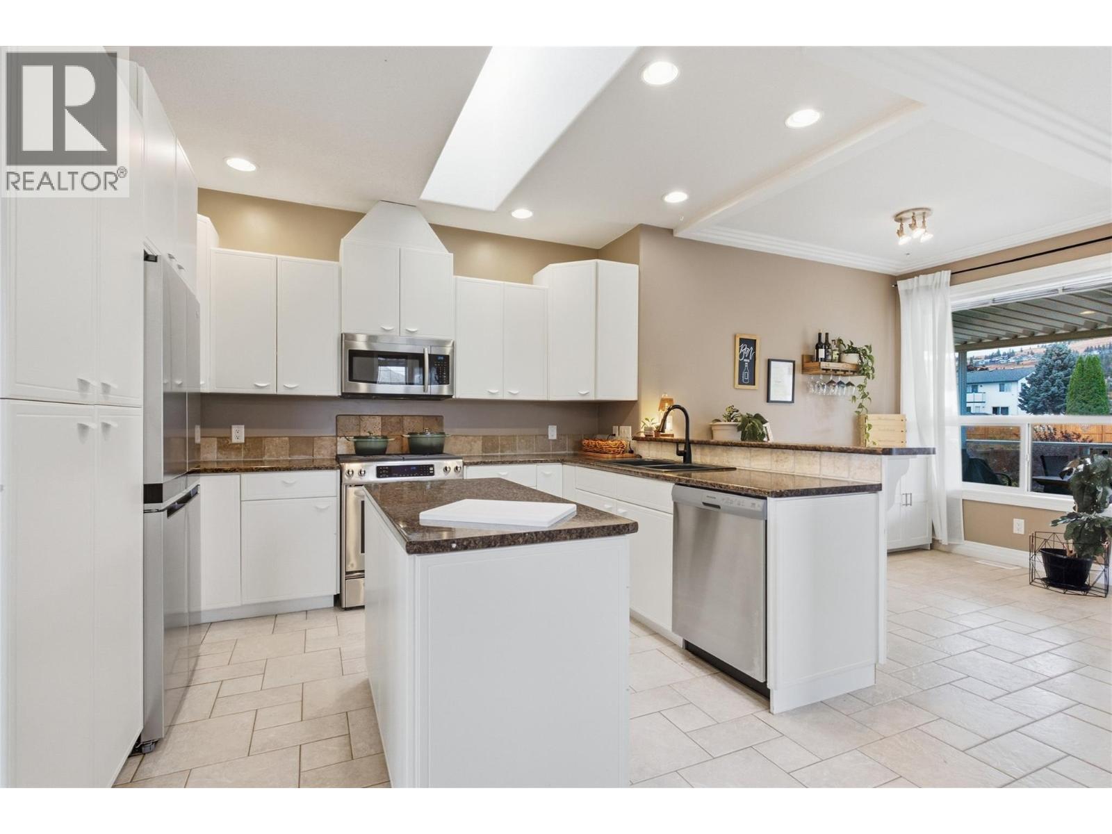 2025 Panorama Court, Kamloops, British Columbia  V2E 2S1 - Photo 4 - 10402585