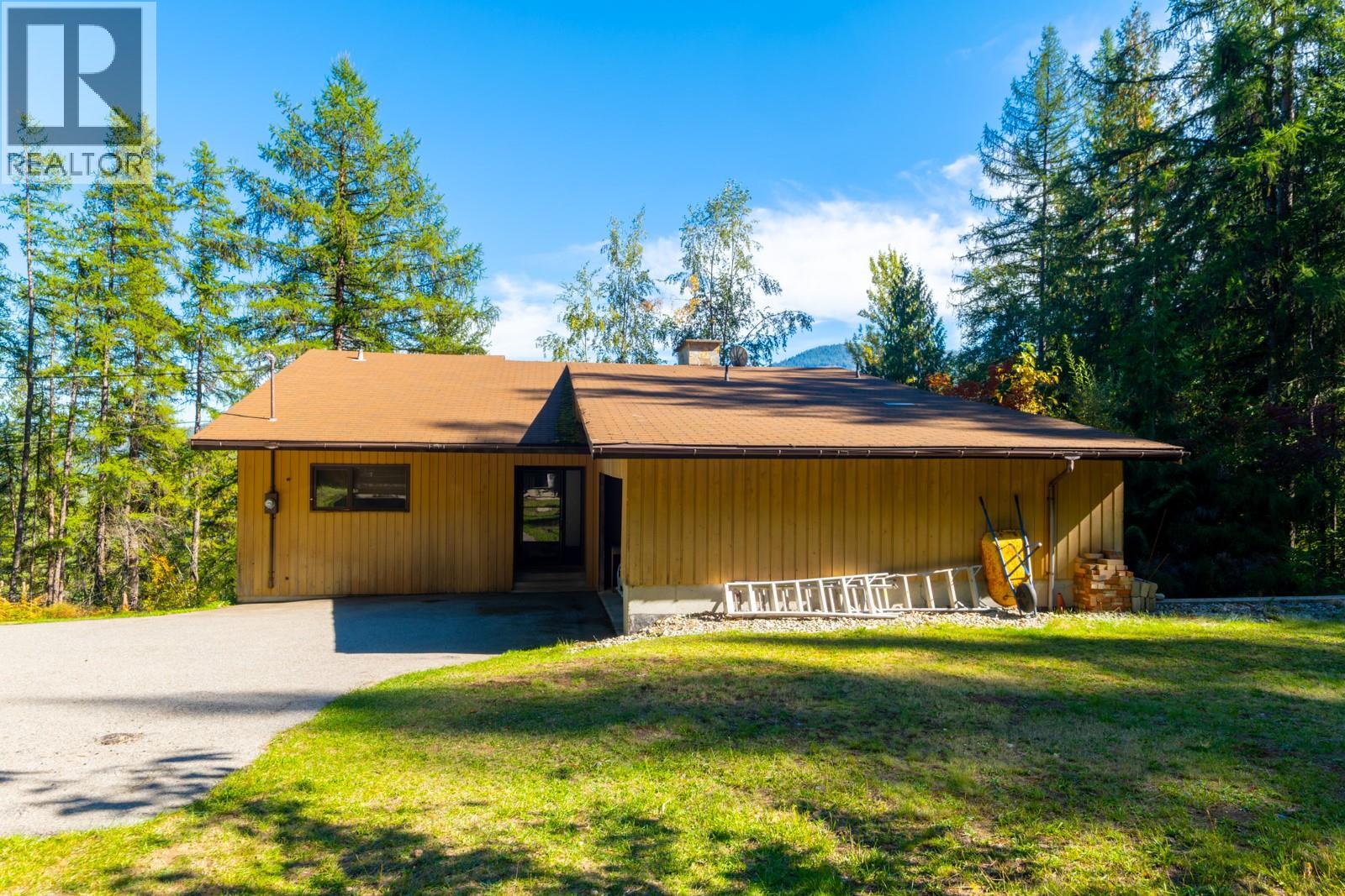 807 Spokane Street, Rossland, British Columbia  V0G 1Y0 - Photo 1 - 10401385
