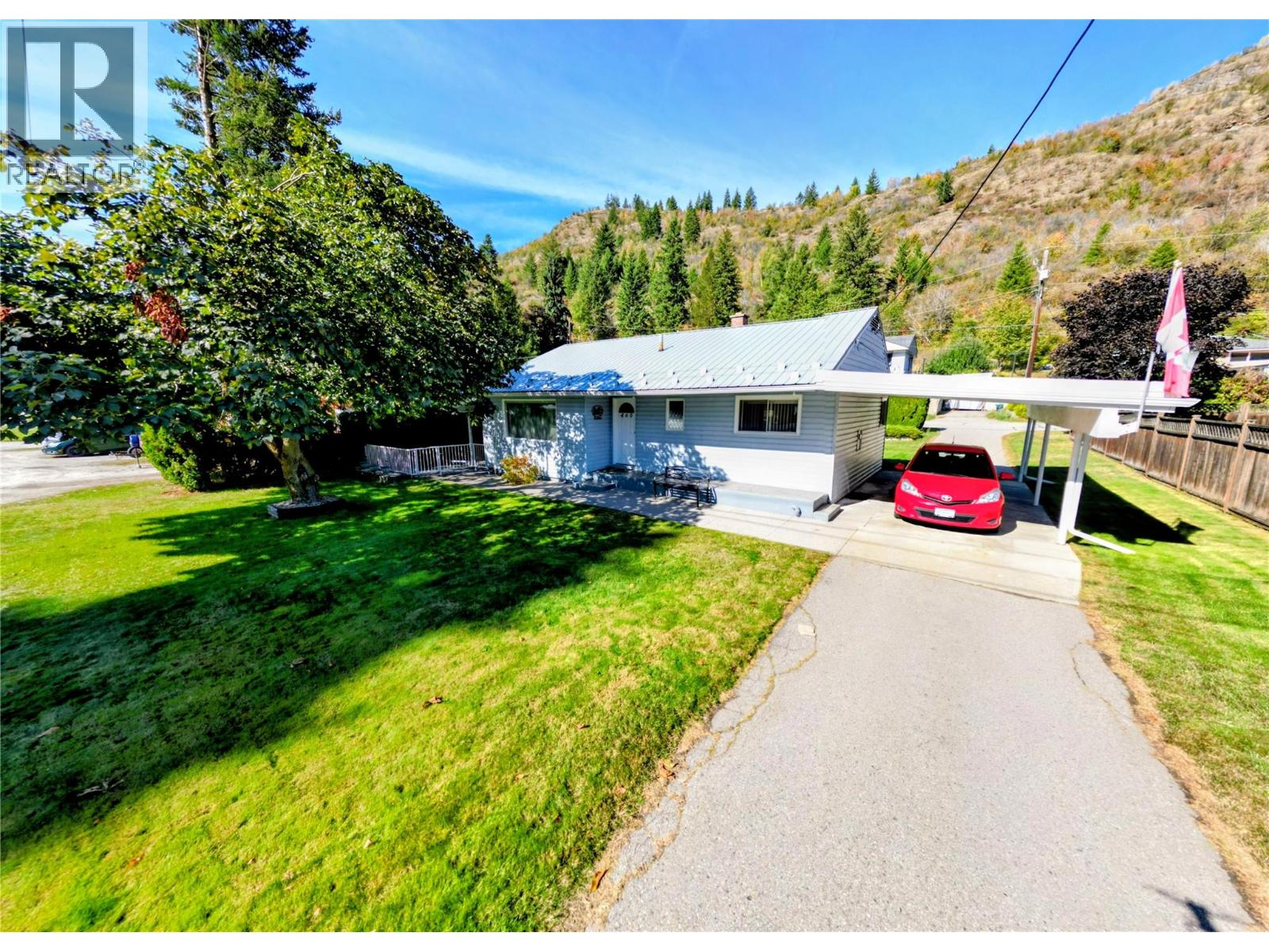 460 10th Avenue, Montrose, British Columbia  V0G 1P0 - Photo 1 - 10402456
