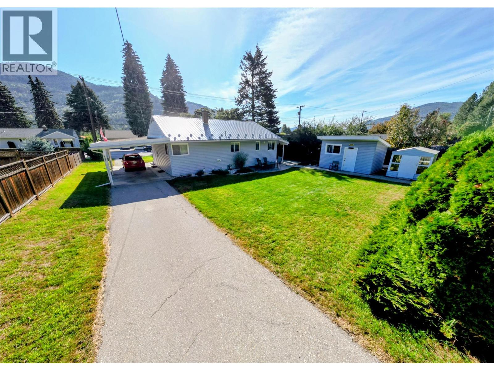 460 10th Avenue, Montrose, British Columbia  V0G 1P0 - Photo 4 - 10402456