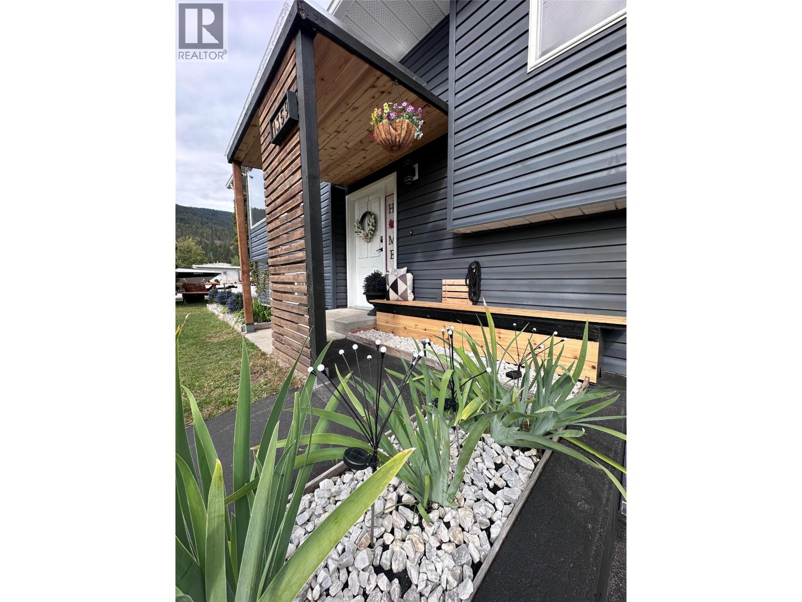 1359 Grosvenor Place, Castlegar, British Columbia  V1N 3X8 - Photo 2 - 10402441