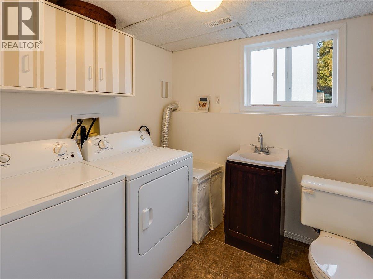 1359 Grosvenor Place, Castlegar, British Columbia  V1N 3X8 - Photo 36 - 10402441