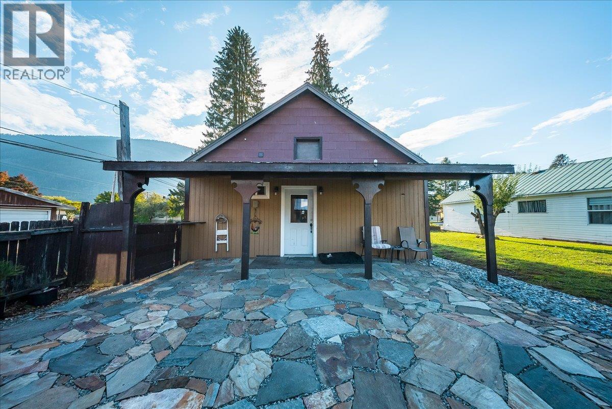 514 Davies Avenue, Salmo, British Columbia  V0G 1Z0 - Photo 1 - 10402583