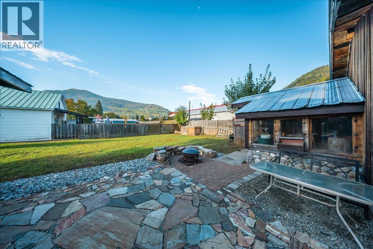 514 Davies Avenue, Salmo, British Columbia  V0G 1Z0 - Photo 5 - 10402583