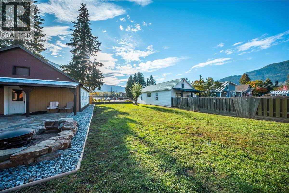 514 Davies Avenue, Salmo, British Columbia  V0G 1Z0 - Photo 6 - 10402583