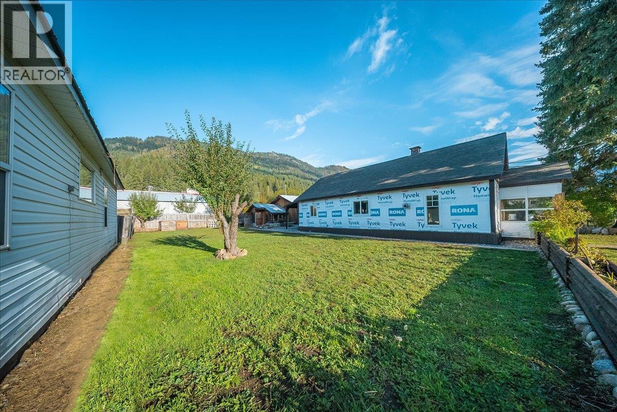 514 Davies Avenue, Salmo, British Columbia  V0G 1Z0 - Photo 7 - 10402583