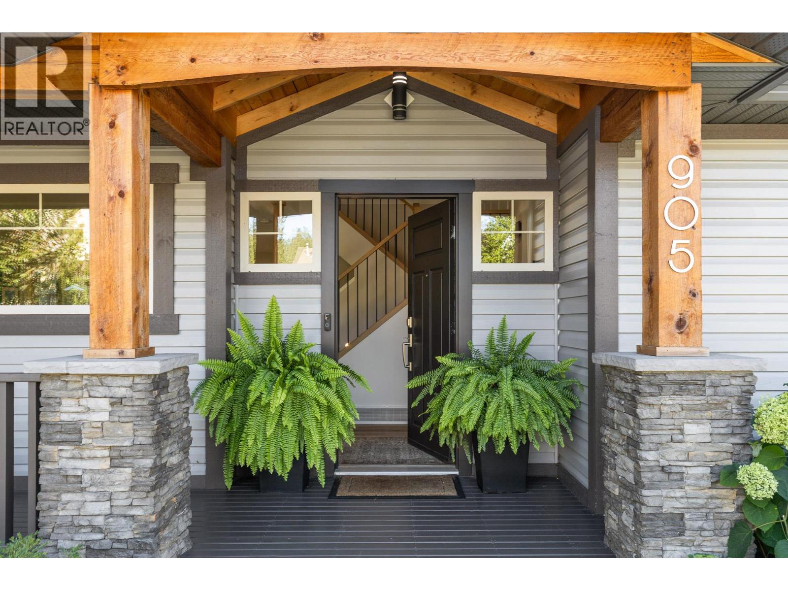 905 Paret Crescent, Kelowna, British Columbia  V1W 4X8 - Photo 9 - 10402275