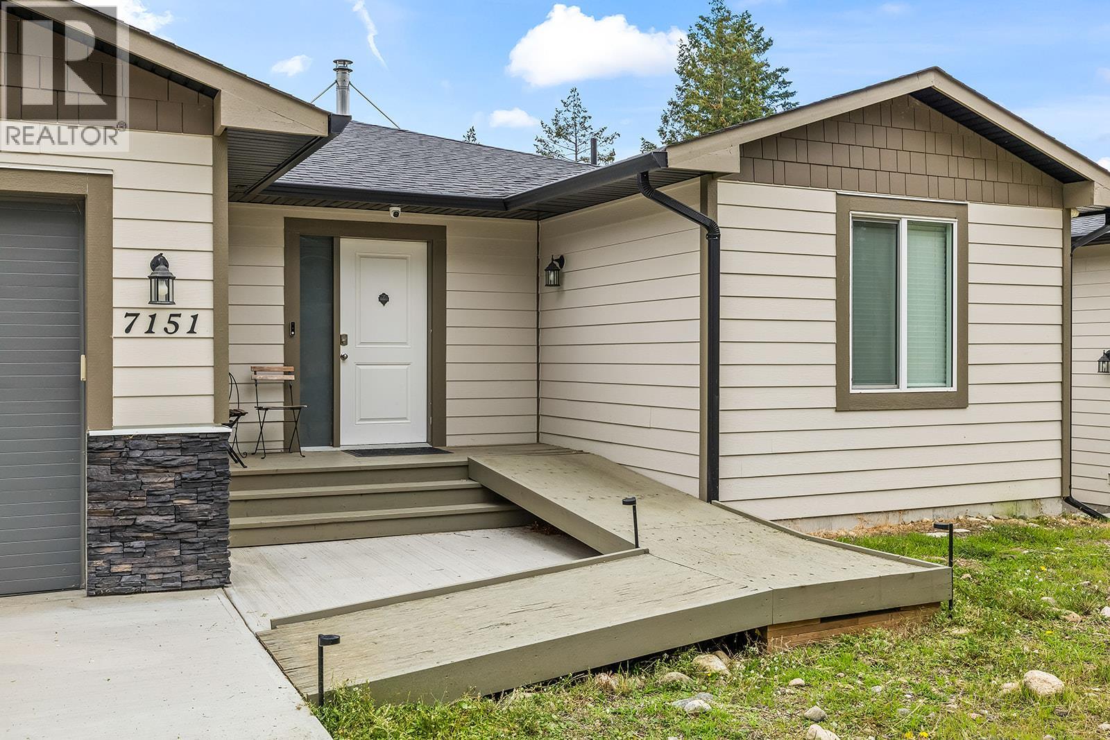 7151 Dunwaters Road, Kelowna, British Columbia  V1Z 3W5 - Photo 2 - 10402675