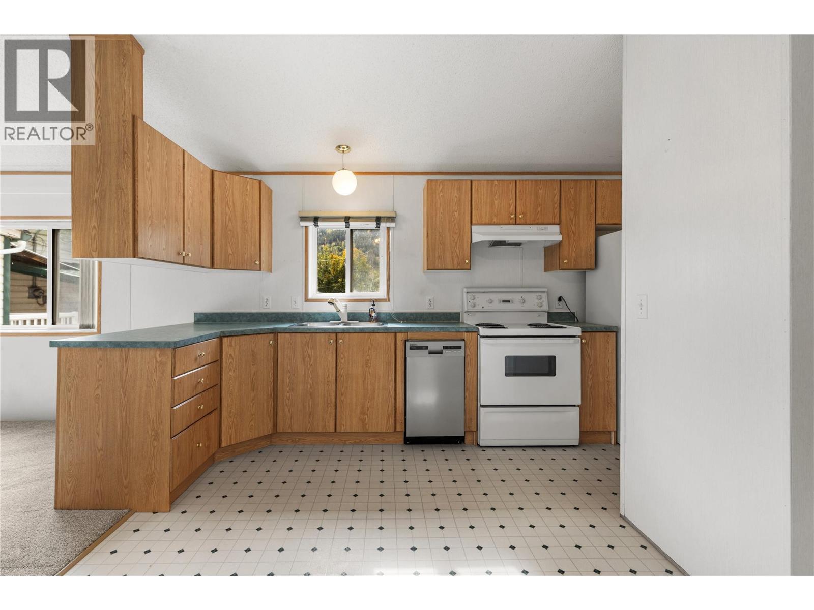 5694 97 Highway, Falkland, British Columbia  V0E 1W0 - Photo 12 - 10402786