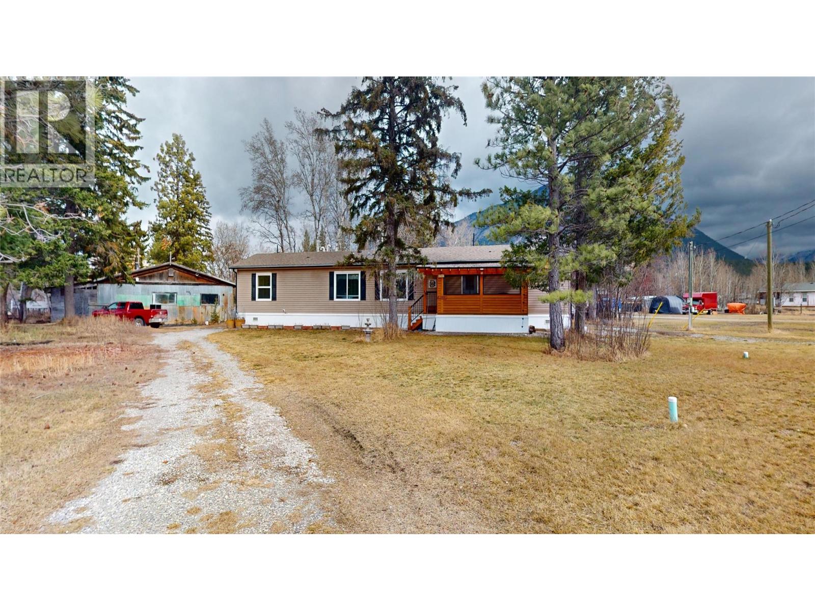 4747 Willow Avenue, Canal Flats, British Columbia  V0B 1B0 - Photo 1 - 10402734