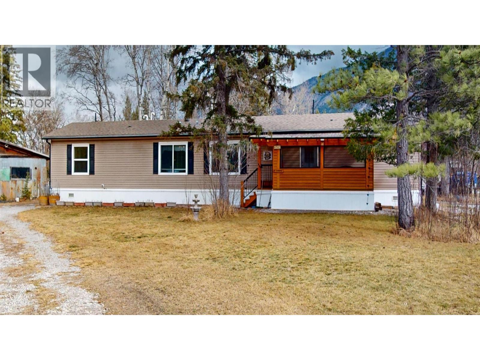 4747 Willow Avenue, Canal Flats, British Columbia  V0B 1B0 - Photo 2 - 10402734