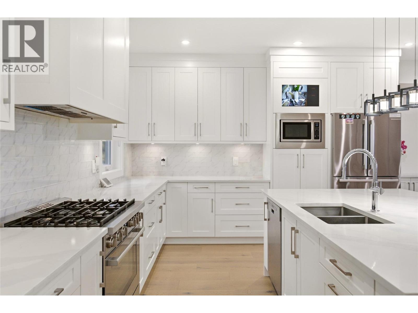 647 Deans Drive, Kelowna, British Columbia  V1P 1A1 - Photo 5 - 10402400