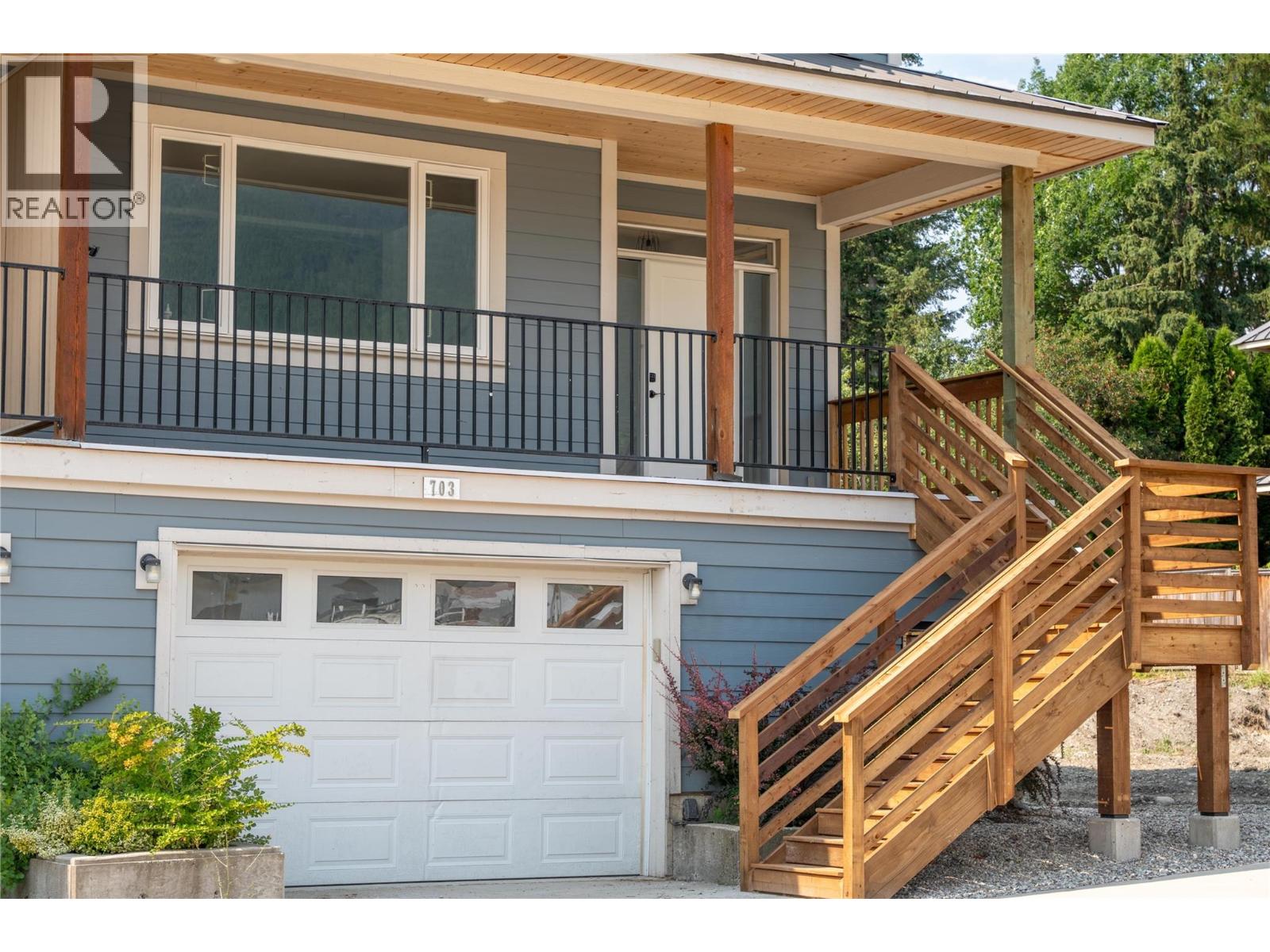 703 Center Street, Revelstoke, British Columbia  V0E 2S0 - Photo 1 - 10400450