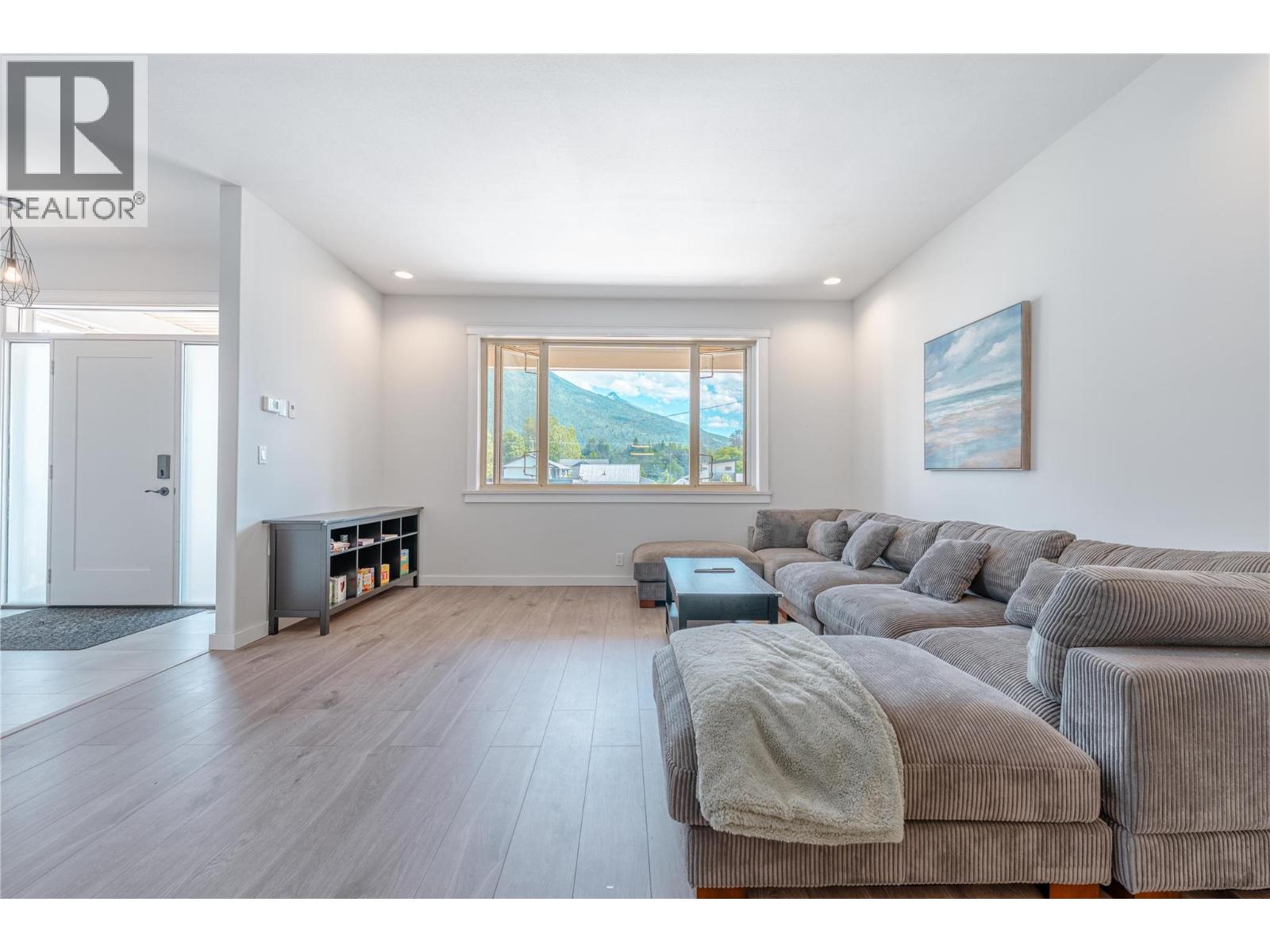 703 Center Street, Revelstoke, British Columbia  V0E 2S0 - Photo 6 - 10400450
