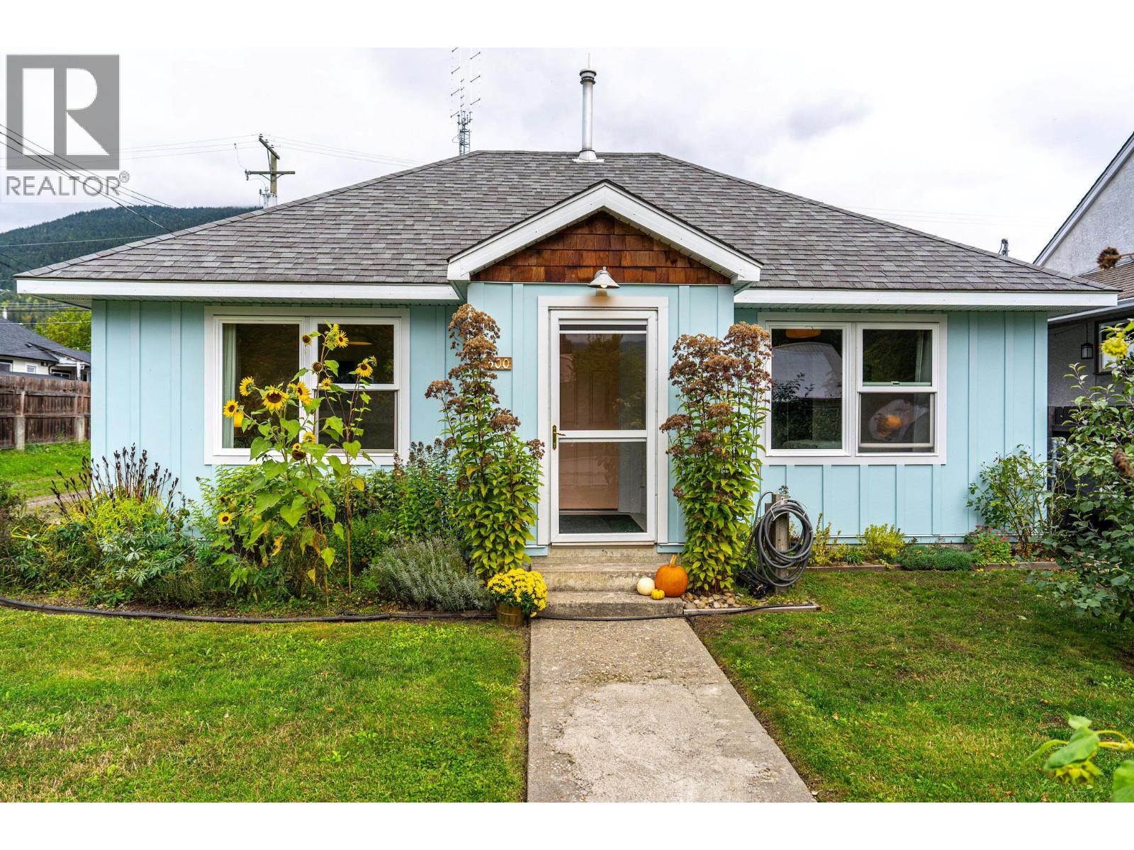 500 Sixth Street E, Revelstoke, British Columbia  V0E 2S0 - Photo 2 - 10402806