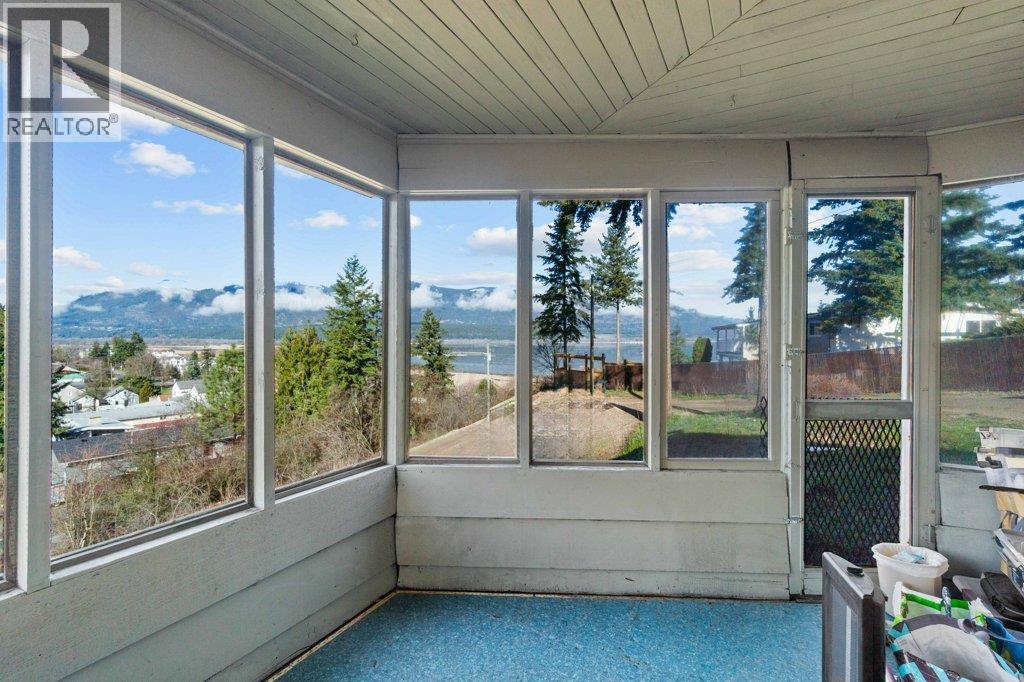 1321 10th Avenue, Salmon Arm, British Columbia  V1E 2V6 - Photo 2 - 10402802