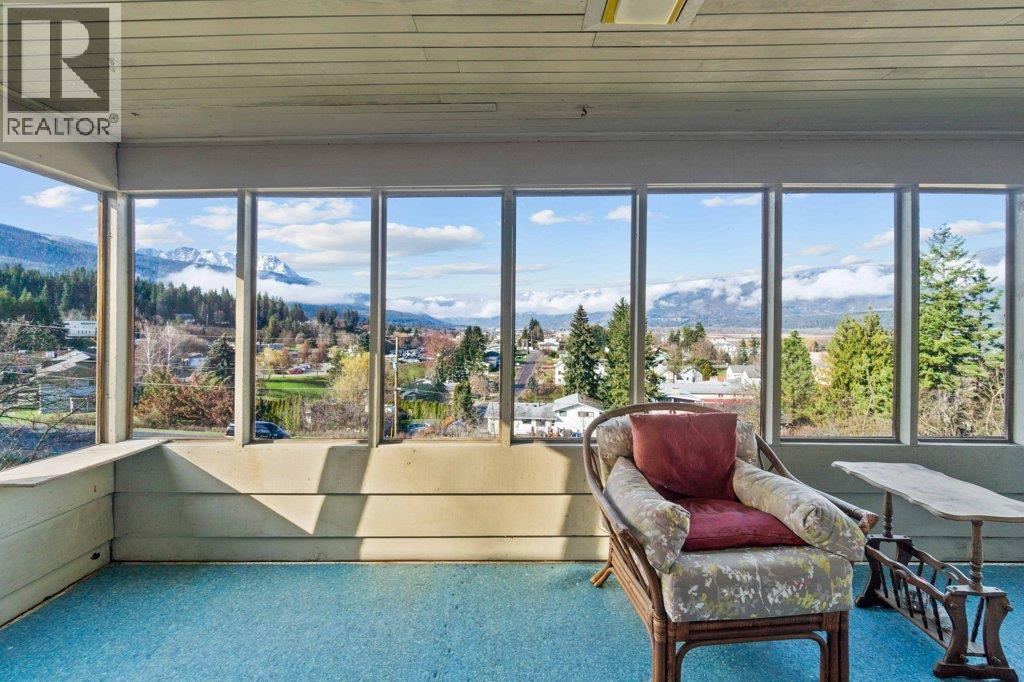1321 10th Avenue, Salmon Arm, British Columbia  V1E 2V6 - Photo 3 - 10402802